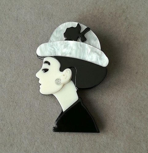 Brosche dame mit - dame, acryl