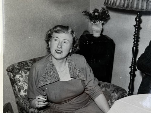 Frau zigarette sessel - zigarette,